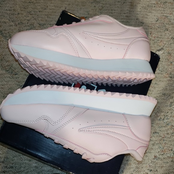 Brand New Pink Filas they look like the lighter pink pics - Picture 5 of 8